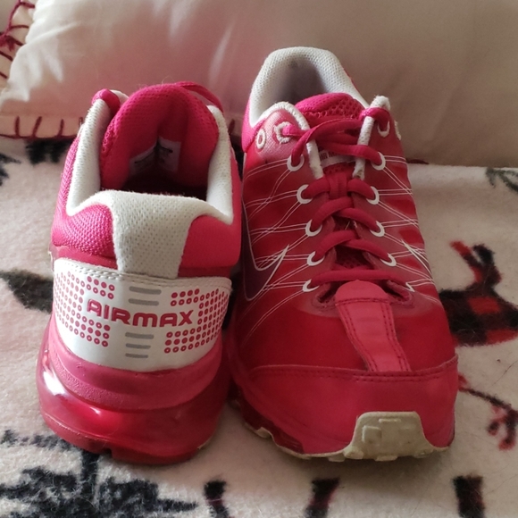 Nike pink air max tennis shoe - Picture 2 of 3